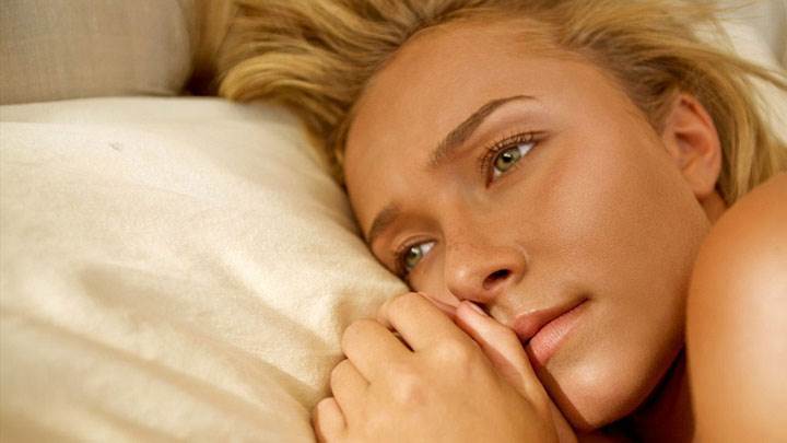 Hayden Panettiere Laying On Bed Innocent Face Closeup